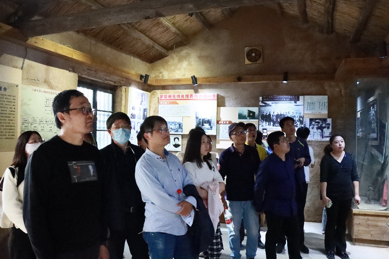 一群人站在室内合影描述已自动生成 一群人站在室内合影描述已自动生成