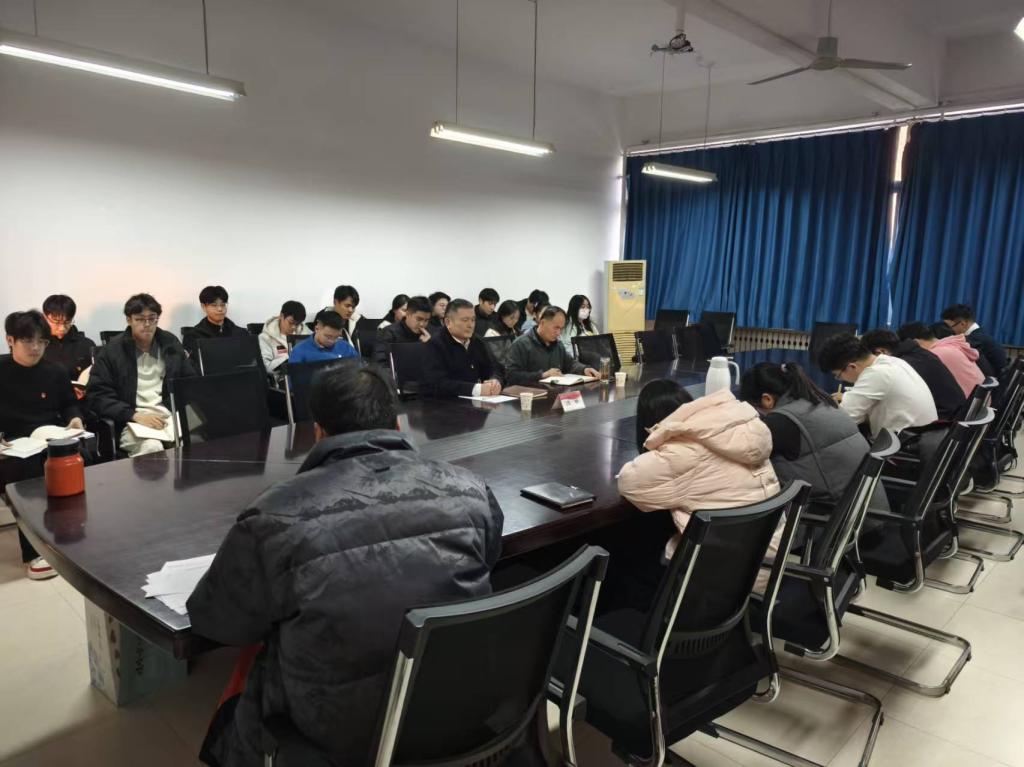 闫昕参加并指导机电工程学院学生第一党支部主题党日活动1.png