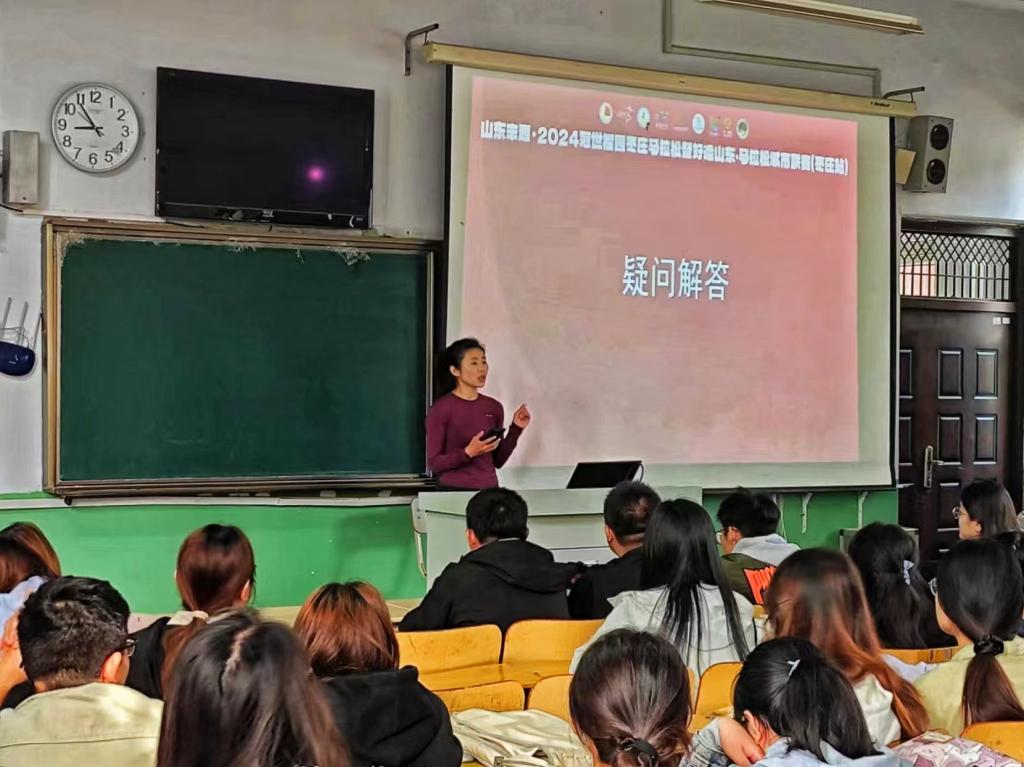 文科楼101 主持人解答志愿者疑问.jpg